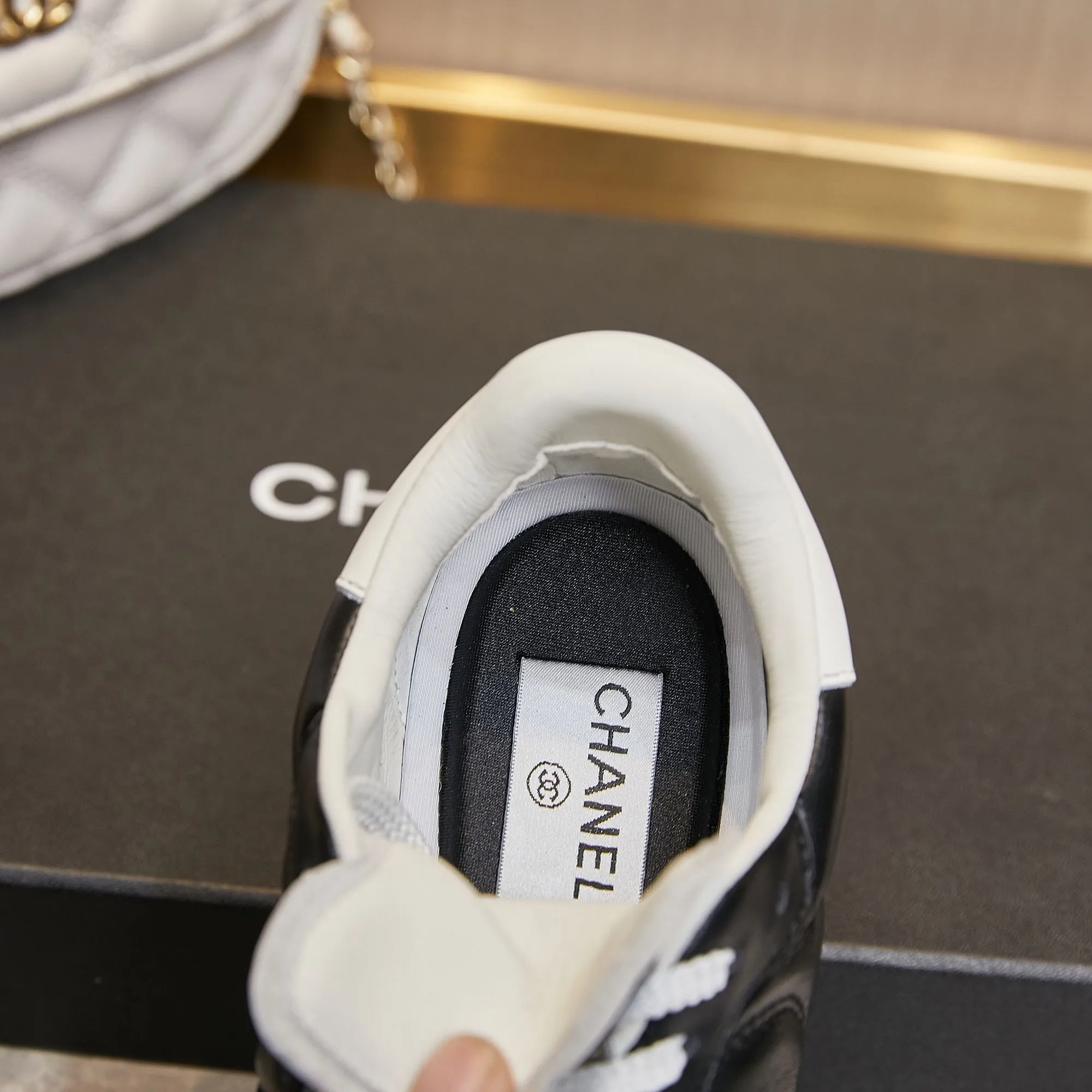 👟👟Ex-factory price 560👟👟 Chanel Chanel - 2024 counter top casual sports shoes This classic design; the upper is electro-embroidered with a variety of techniques; the outsole is fashionable and sporty; it is unusual to incorporate a variety of color matching elements... The diversified mix and match is very beautiful and versatile, casual, fashionable, sports and outdoor can be taken into account... ꫛꫀꪝ Go➫ Material: ❶Upper is made of: Original imported mixed-breed sheep ❷Inside made of: original imported breathable sheepskin ❸Outsole based on: original TPU outsole Full set of boutique packaging for women 35–41